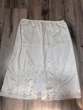 Vintage Ivory Lace-Trimmed Half Slip Underskirt With Elastic Waistband 24-Inch L